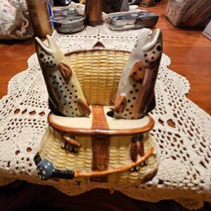 Fishing creel salt and pepper shakers